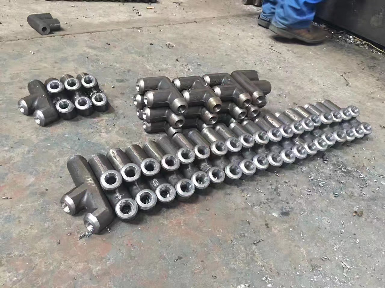 Φ63.5×8 （SA-210C)管壁厚度均勻，材質符合要求，管壁厚度不超8.1mm，兩管中心距89mm，，鰭片厚度6mm，管長度6M,每排6根管束，管口鰭片據(jù)管口留50mm的距離便于焊接