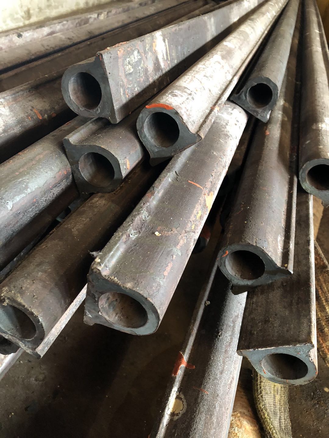 Φ63.5×8 （SA-210C)管壁厚度均勻，材質符合要求，管壁厚度不超8.1mm，兩管中心距89mm，，鰭片厚度6mm，管長度6M,每排6根管束，管口鰭片據(jù)管口留50mm的距離便于焊接